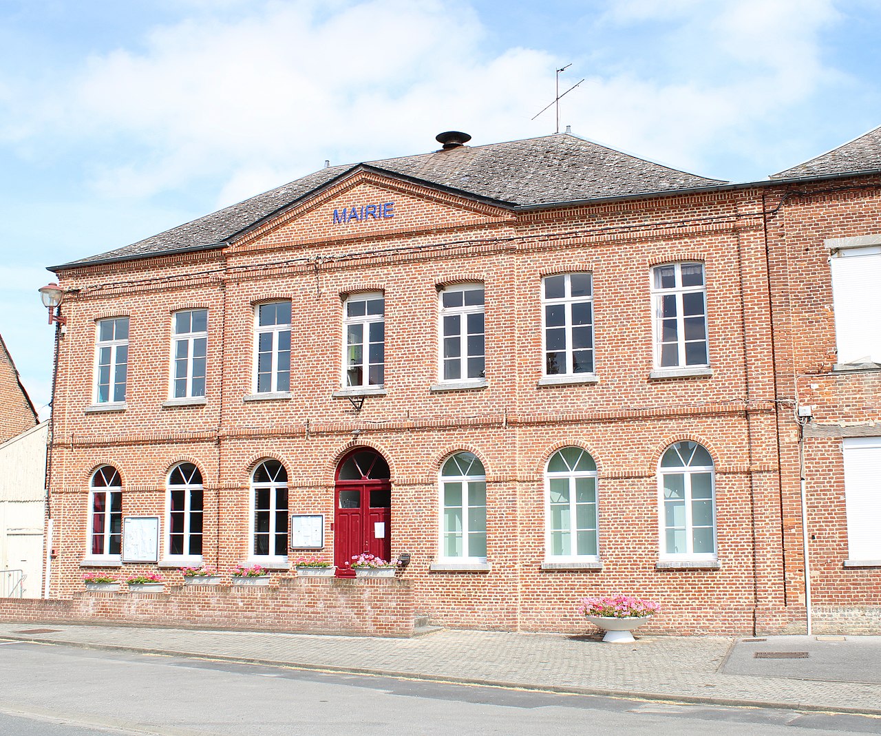 1280px-Marly-Gomont_La_mairie.jpg
